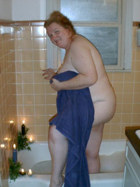 Grosse vieille mamie prend un bain