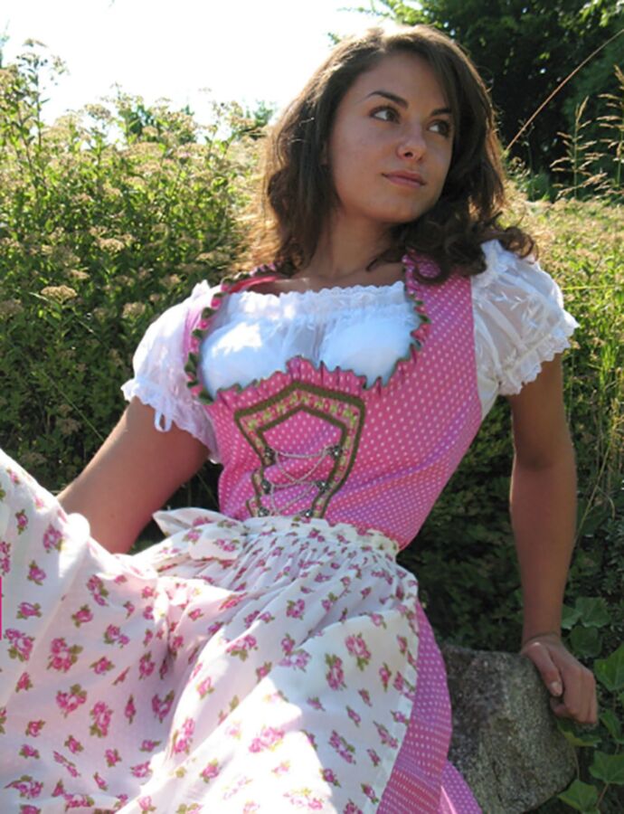 Fesche Madln im Dirndl zum Hundertersten`n