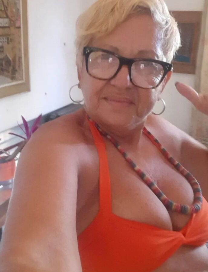 Sexy Oma Maria