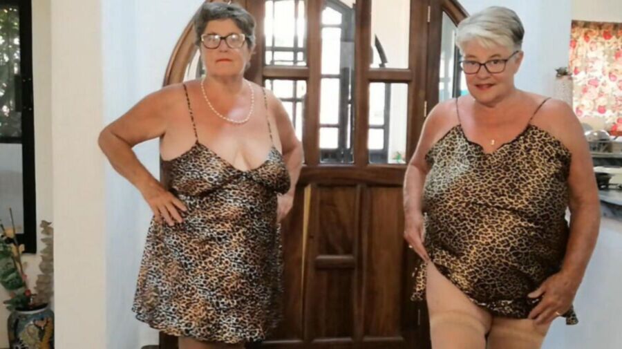 ABUELITAS VIEJAS Y SEXYS SE SACAN LAS TETAS PARA TI