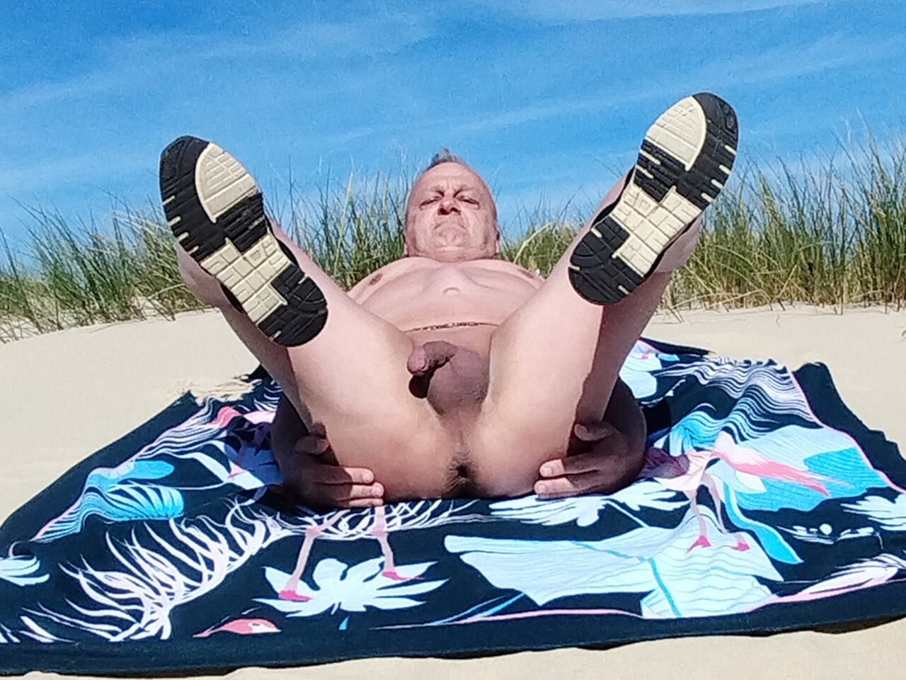 je suis nu et offert dans les dunes de la plage