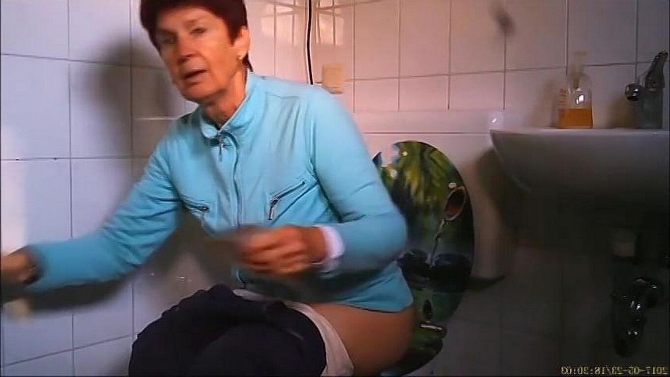 MOIRA Una madurita muy guapa yendo al baño