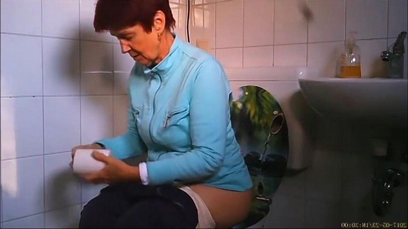 MOIRA Una madurita muy guapa yendo al baño