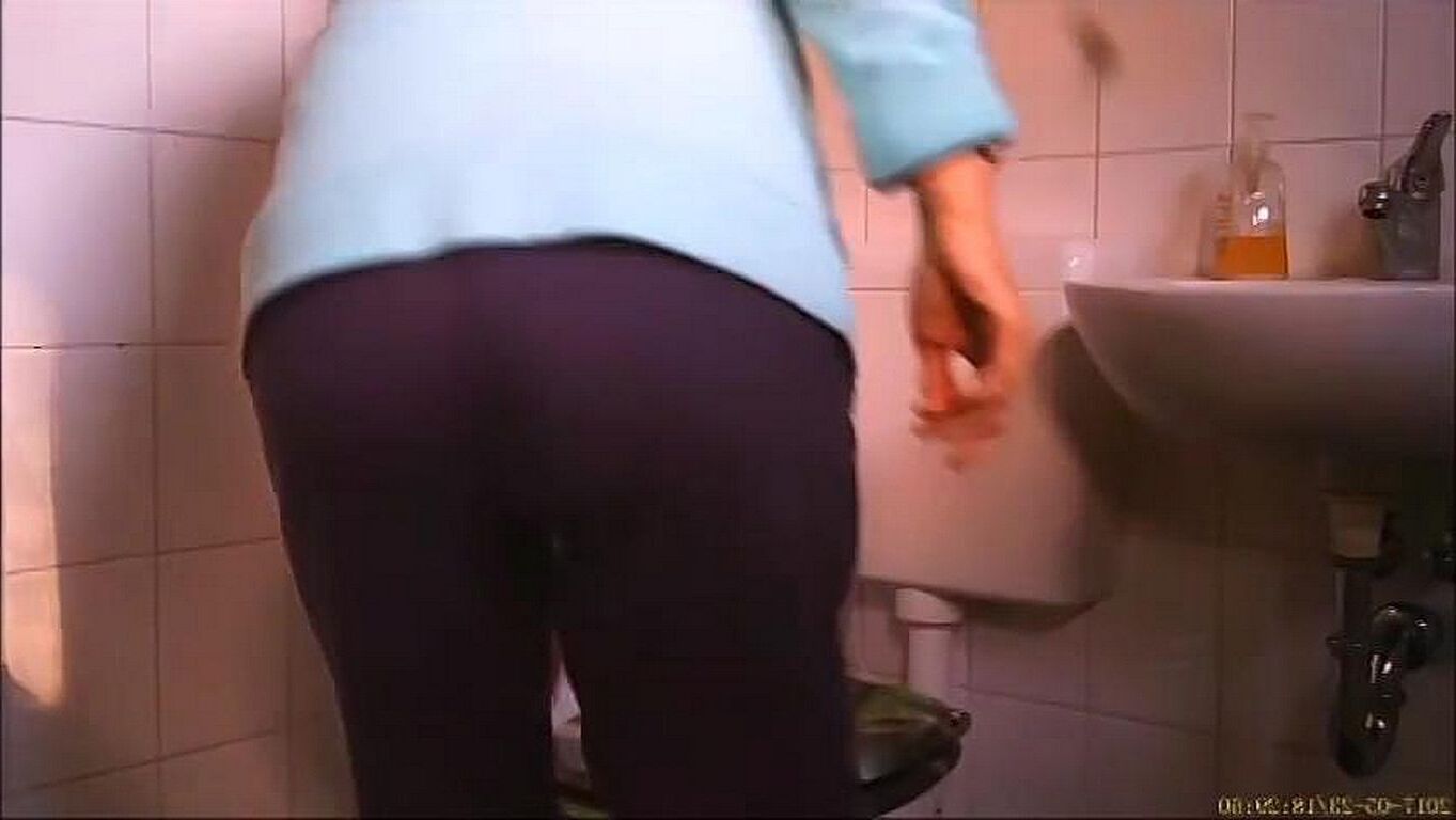 MOIRA Una madurita muy guapa yendo al baño