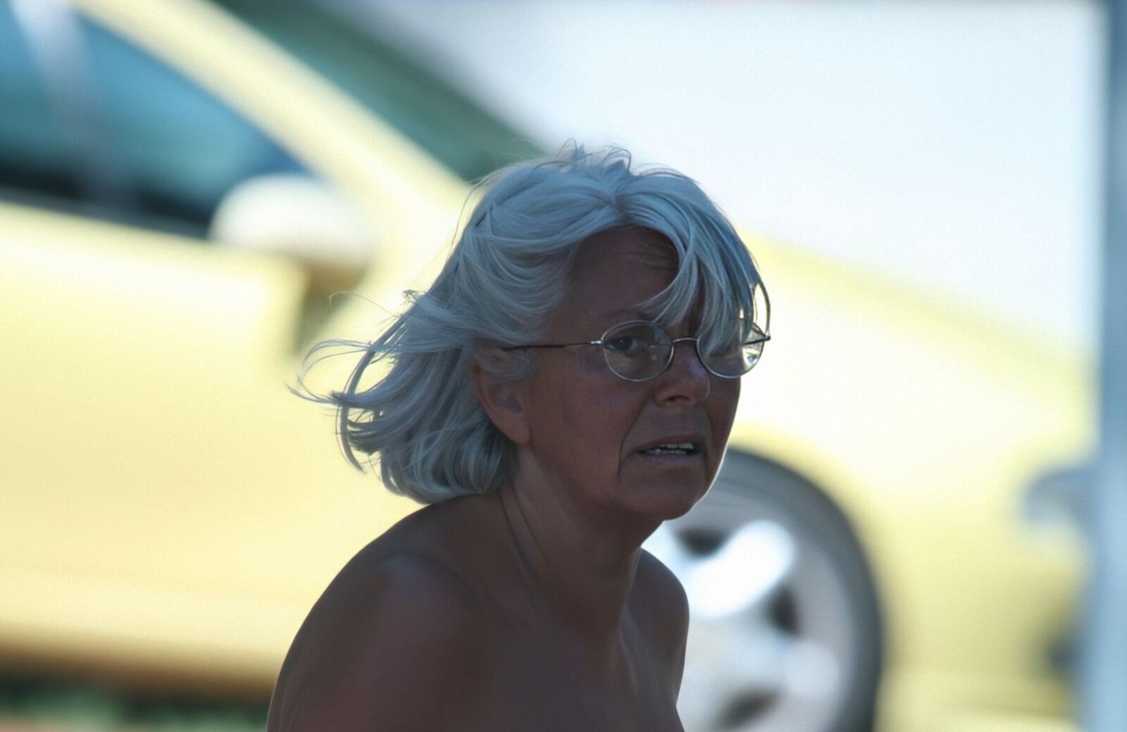 ¡Abuela nudista bronceada con TETAS ENORMES!