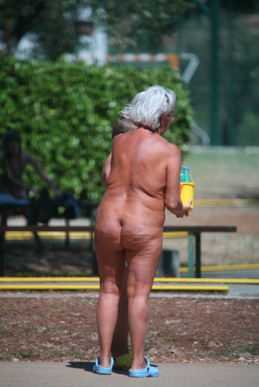 ¡Abuela nudista bronceada con TETAS ENORMES!