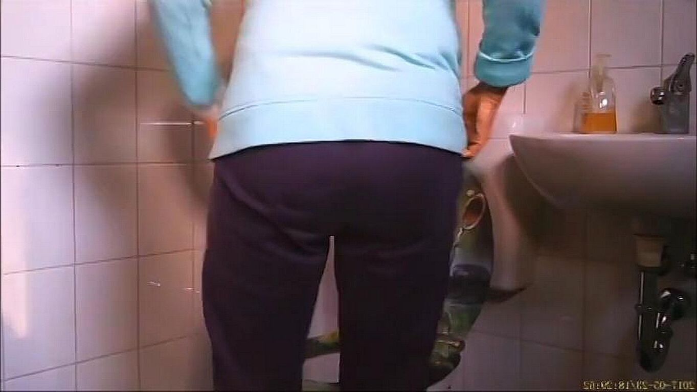 MOIRA Una madurita muy guapa yendo al baño