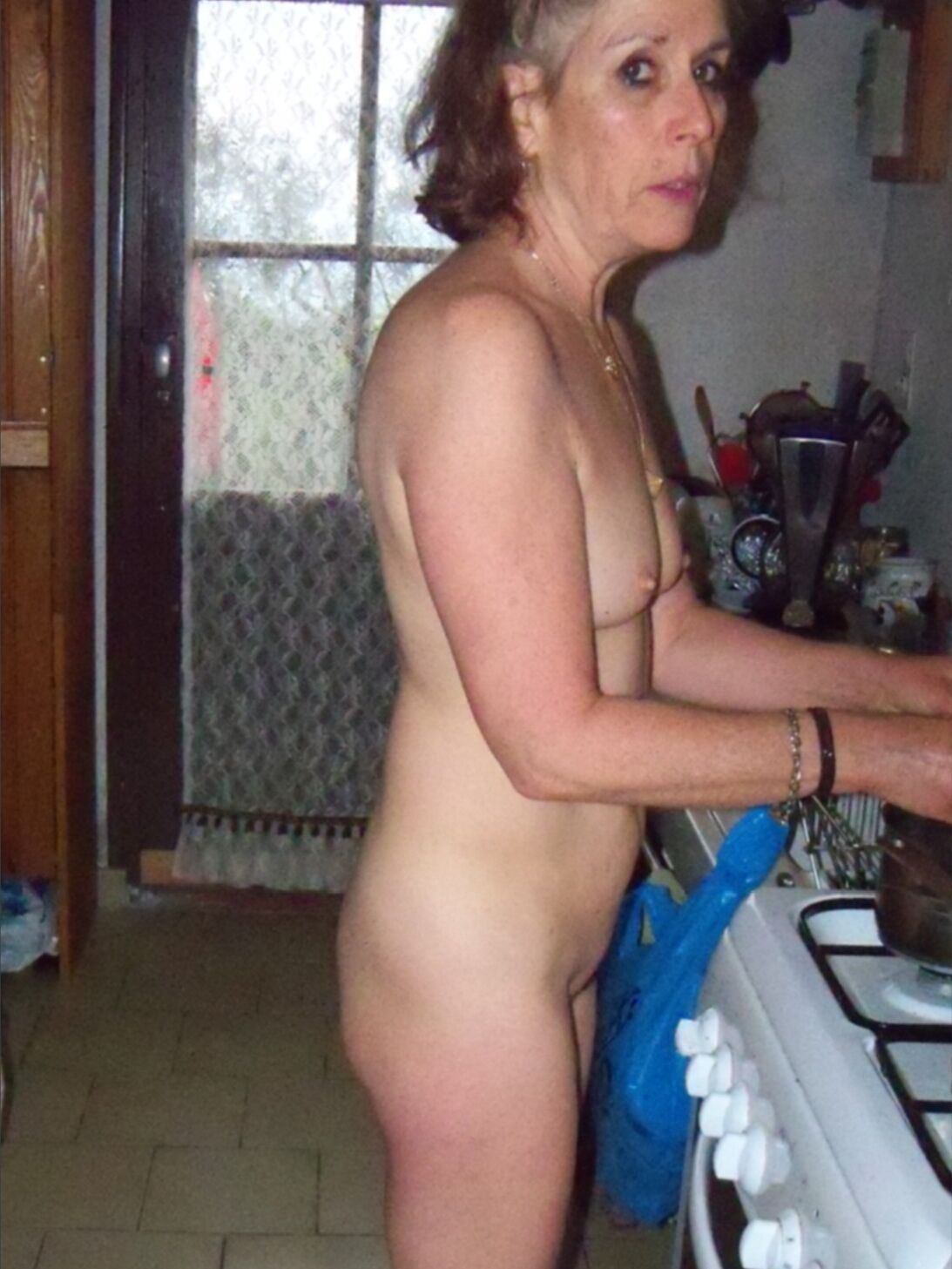 Kitty desnuda en la cocina