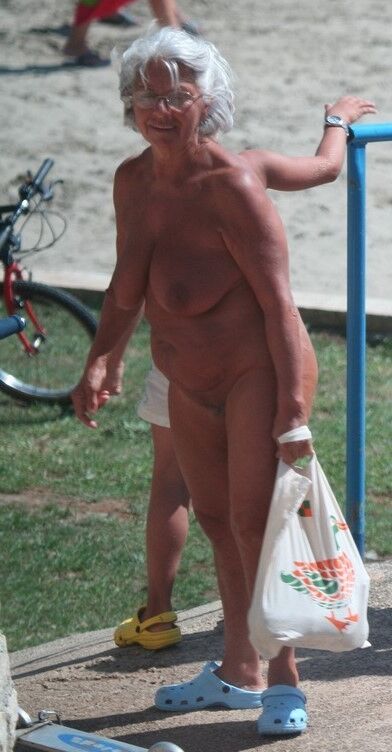 ¡Abuela nudista bronceada con TETAS ENORMES!