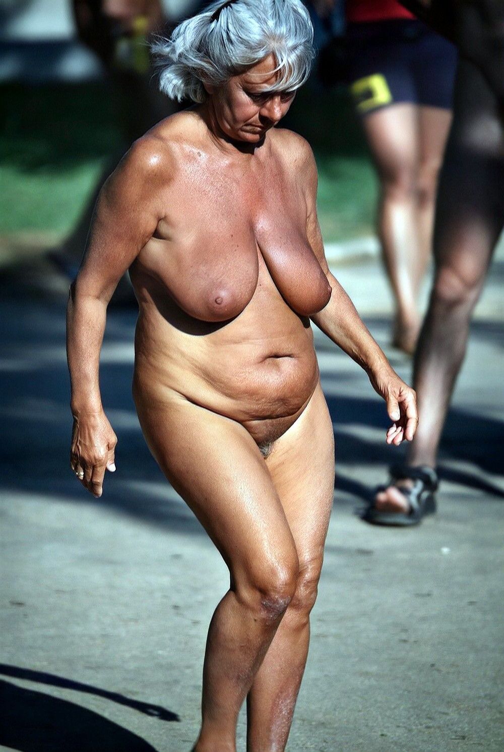 ¡Abuela nudista bronceada con TETAS ENORMES!