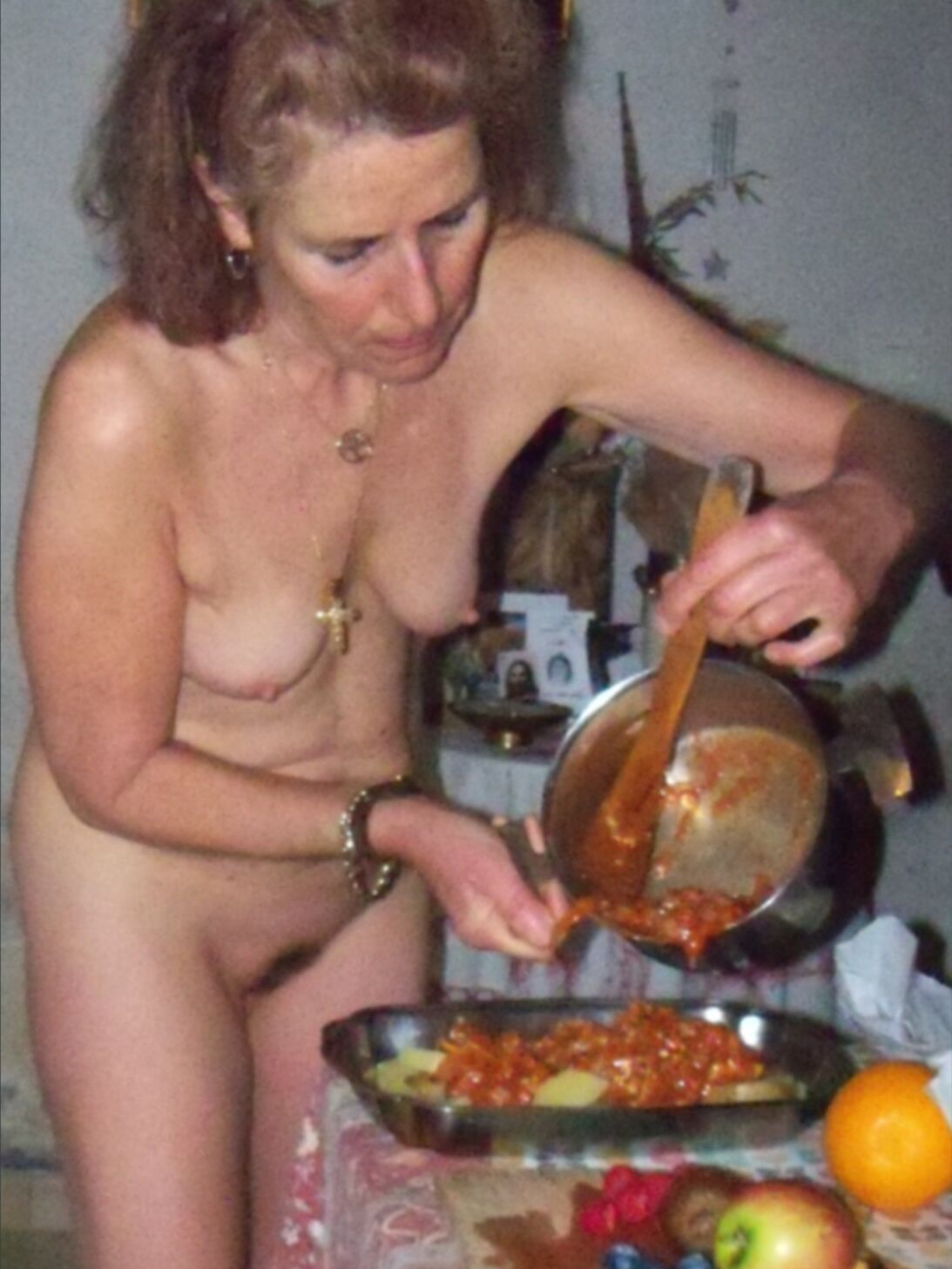 Kitty desnuda en la cocina