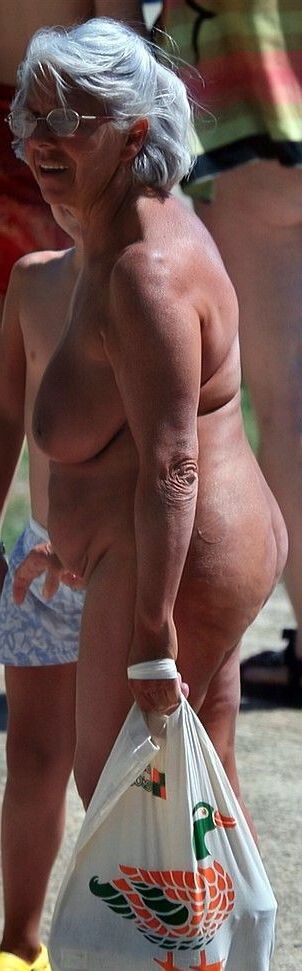 ¡Abuela nudista bronceada con TETAS ENORMES!