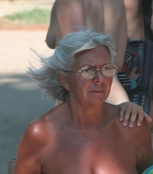 ¡Abuela nudista bronceada con TETAS ENORMES!