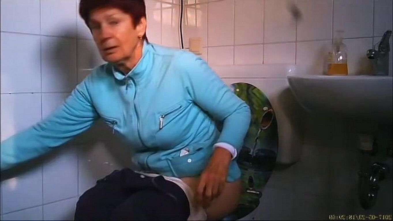 MOIRA Una madurita muy guapa yendo al baño