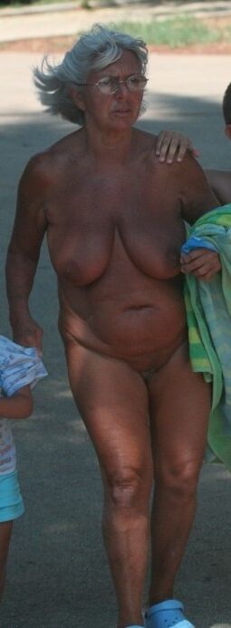 ¡Abuela nudista bronceada con TETAS ENORMES!