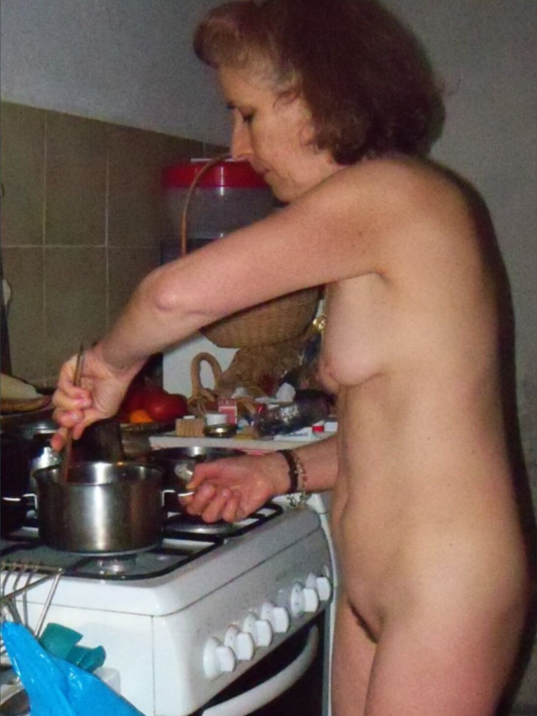 Kitty desnuda en la cocina