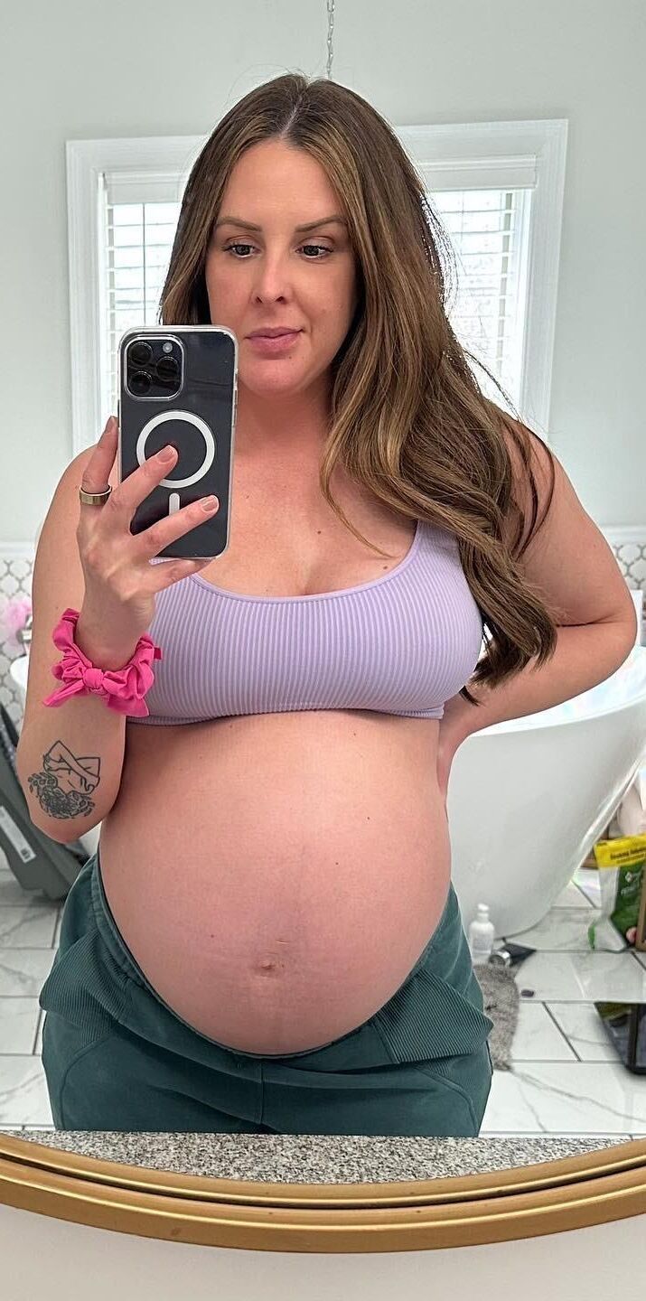 Pregnant amateur mom Kayleigh in tight fitness outfit