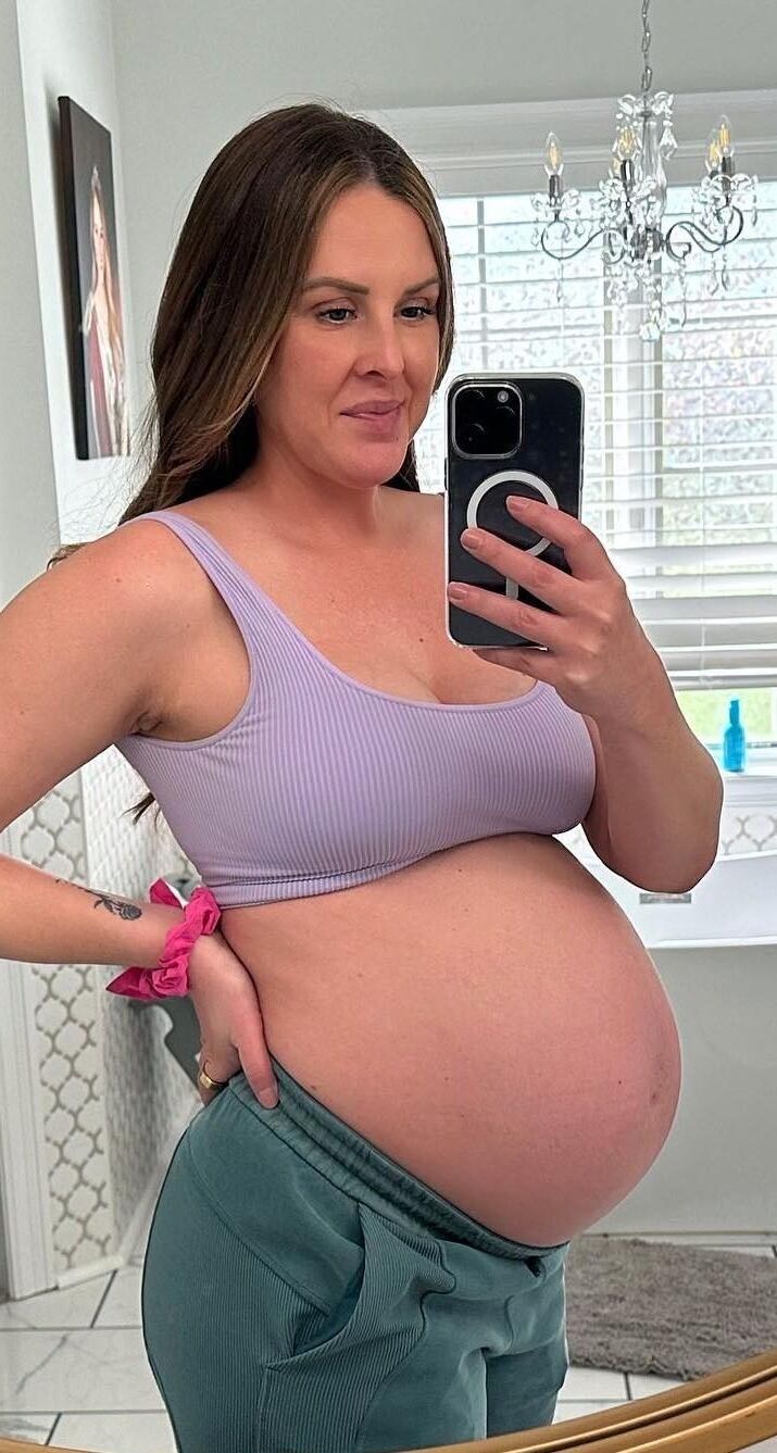 Pregnant amateur mom Kayleigh in tight fitness outfit