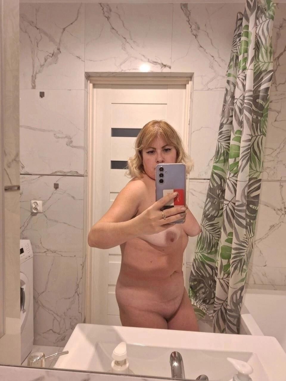 Madura rubia se hizo selfies en el baño