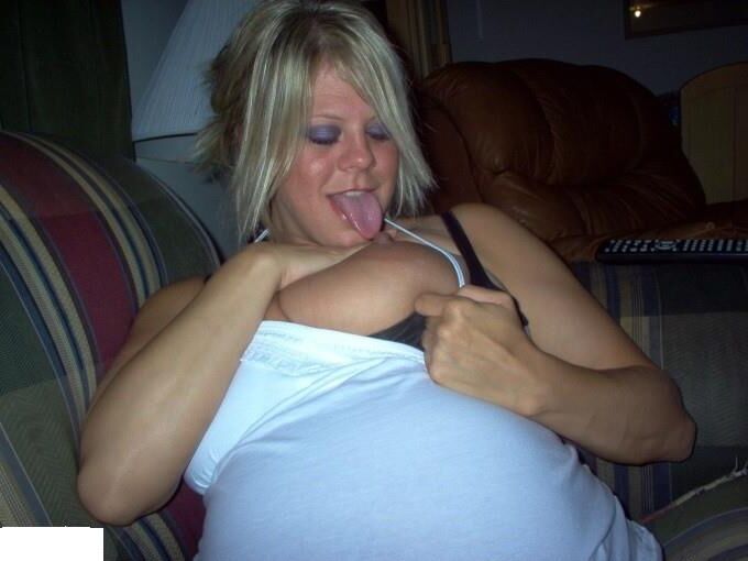 MILF preggo chaude avec gros ventre et cintres