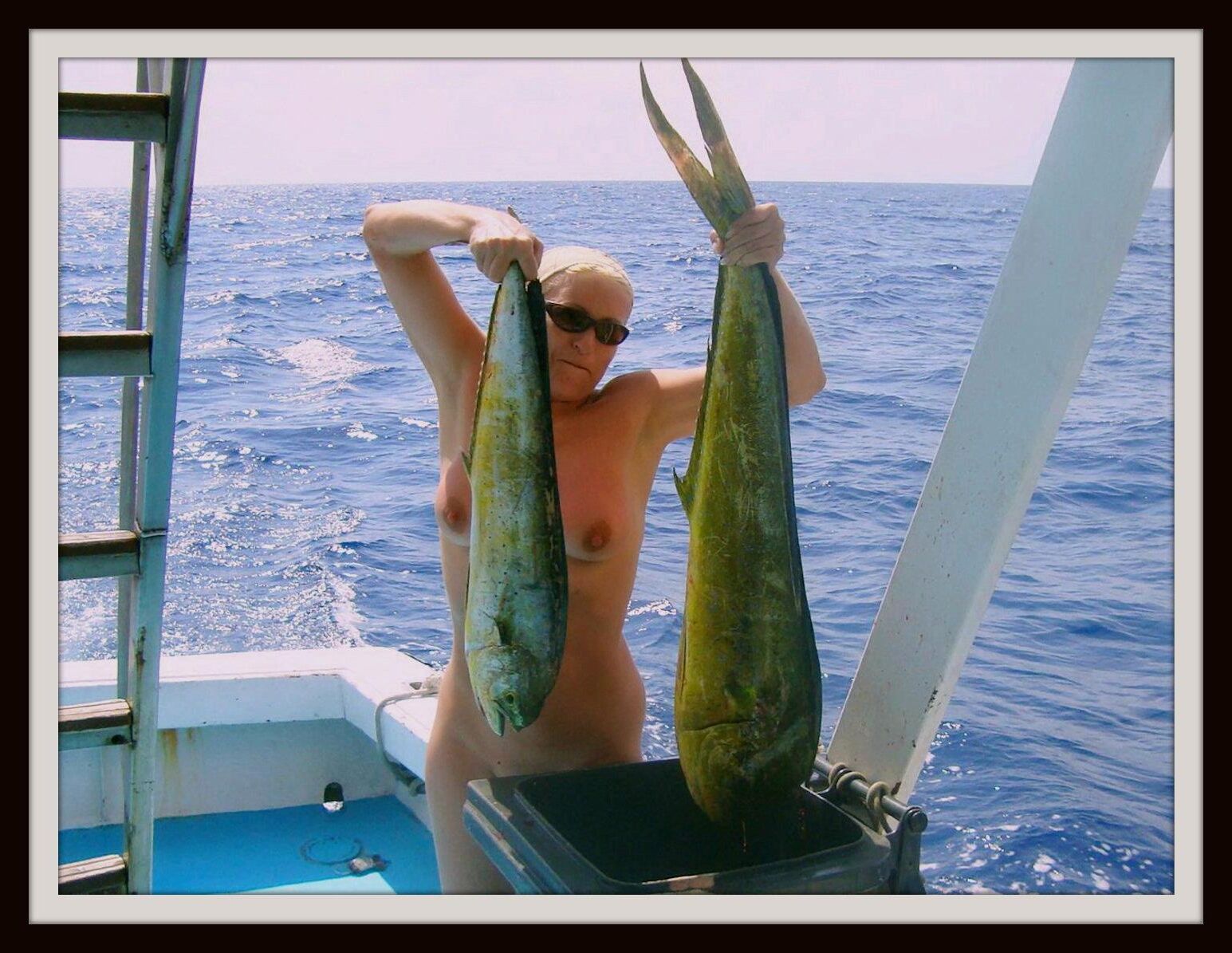 3 MILF nudista en un barco