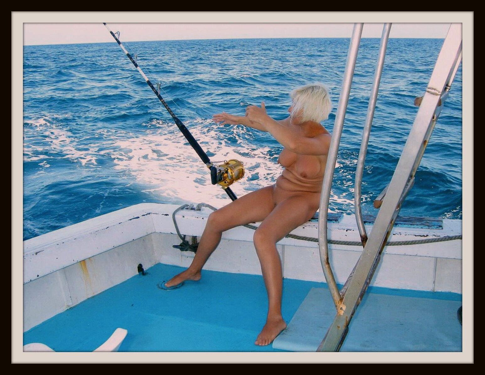 3 MILF nudista en un barco