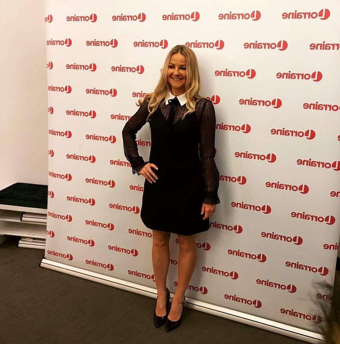 La sexy MILF de 53 años Sarah Hadland