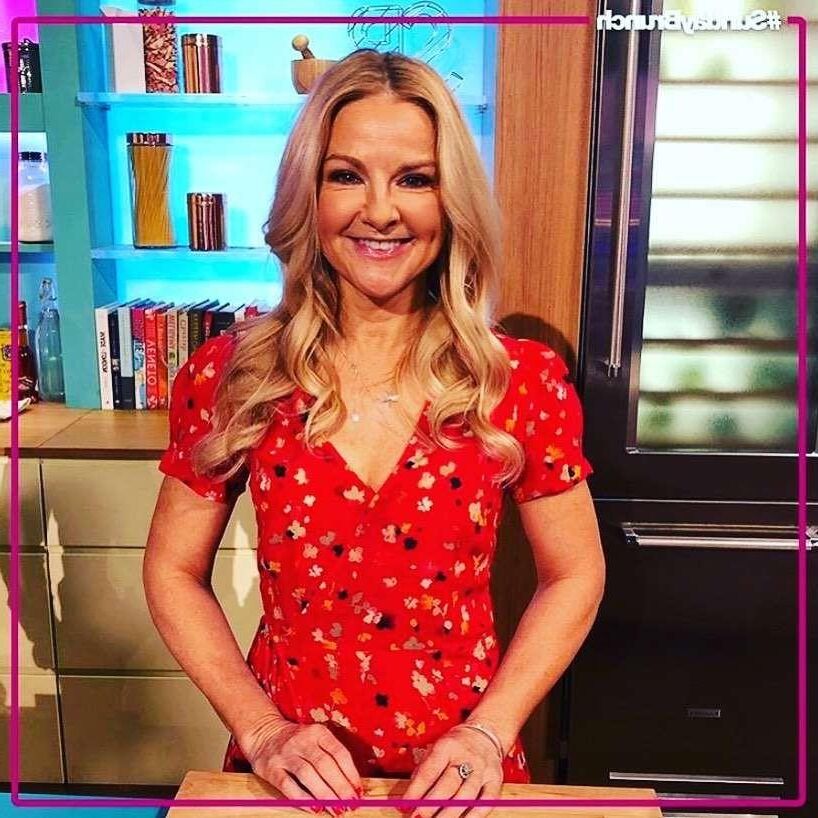 La sexy MILF de 53 años Sarah Hadland