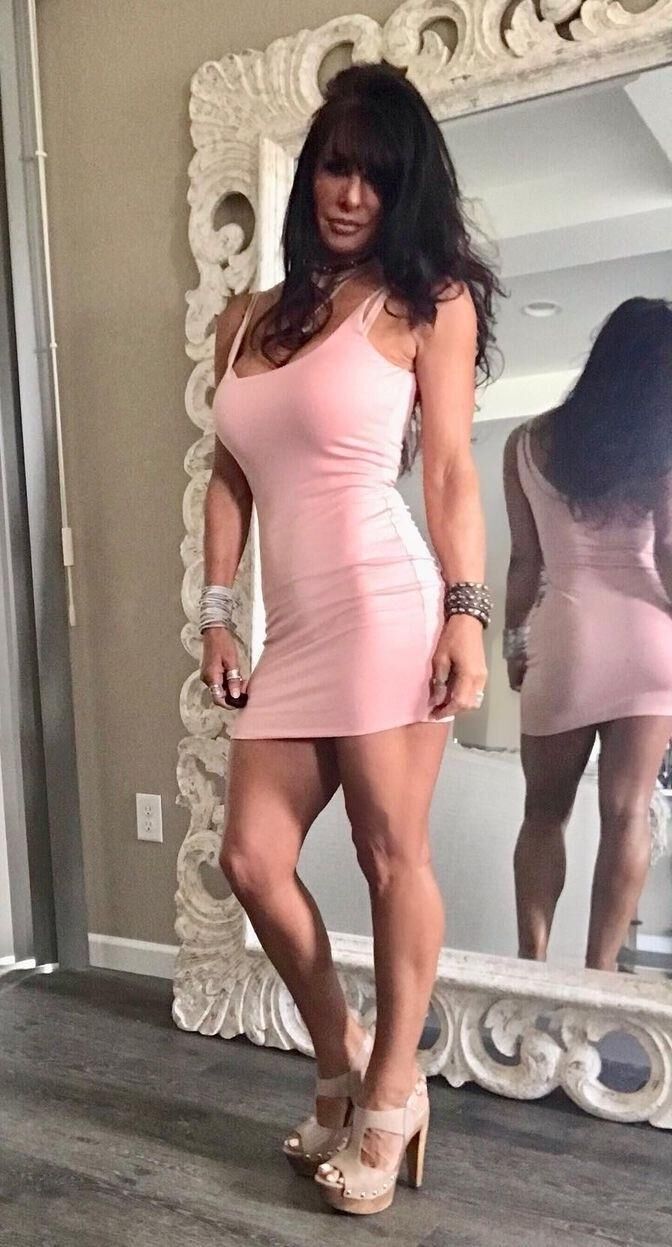 Shannon, una MILF de 60 años obsesionada con sí misma, le encanta lucirse en línea