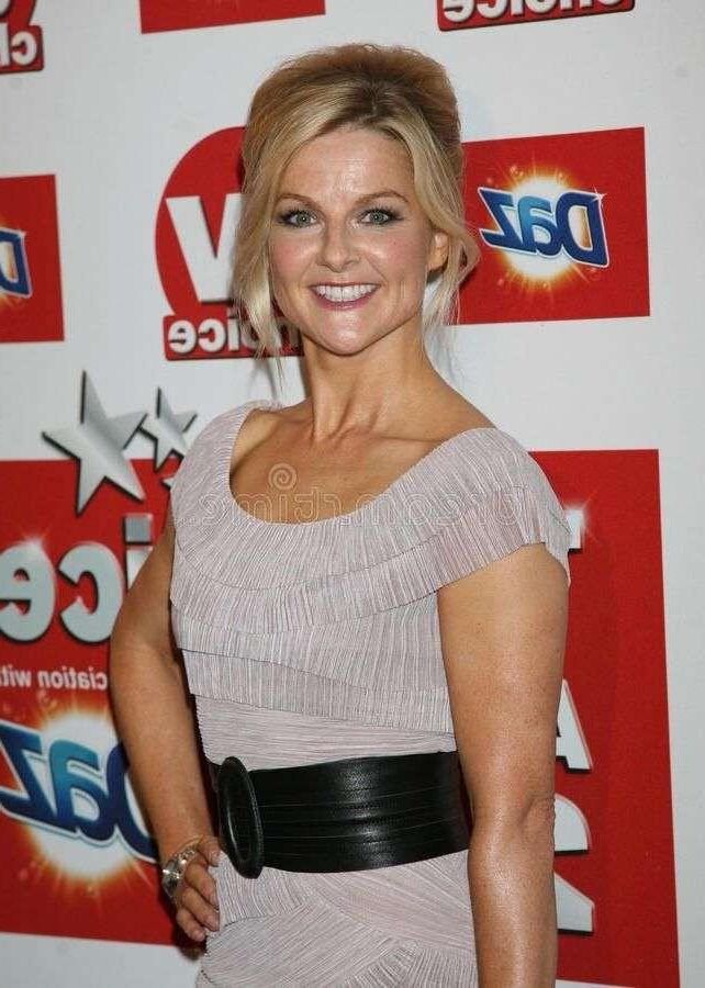 La sexy MILF de 53 años Sarah Hadland