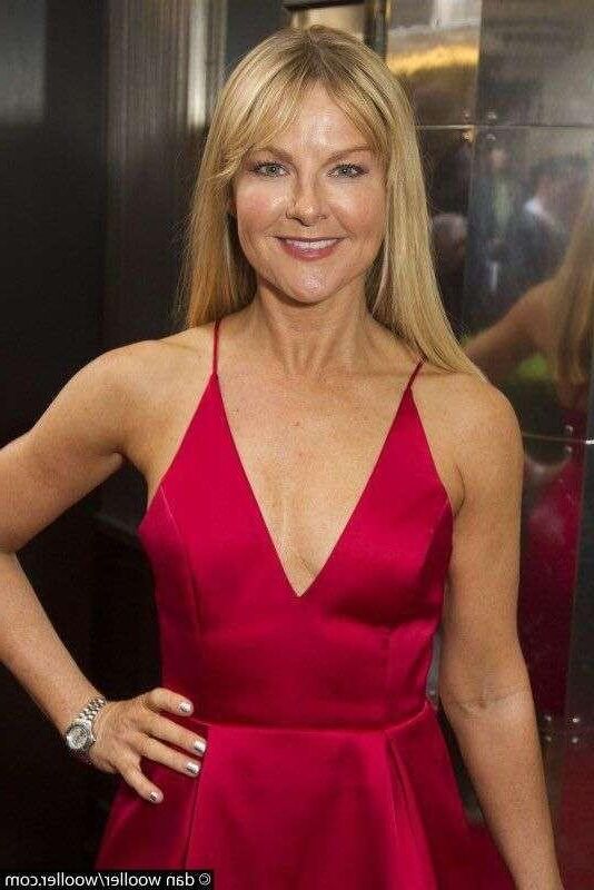 La sexy MILF de 53 años Sarah Hadland