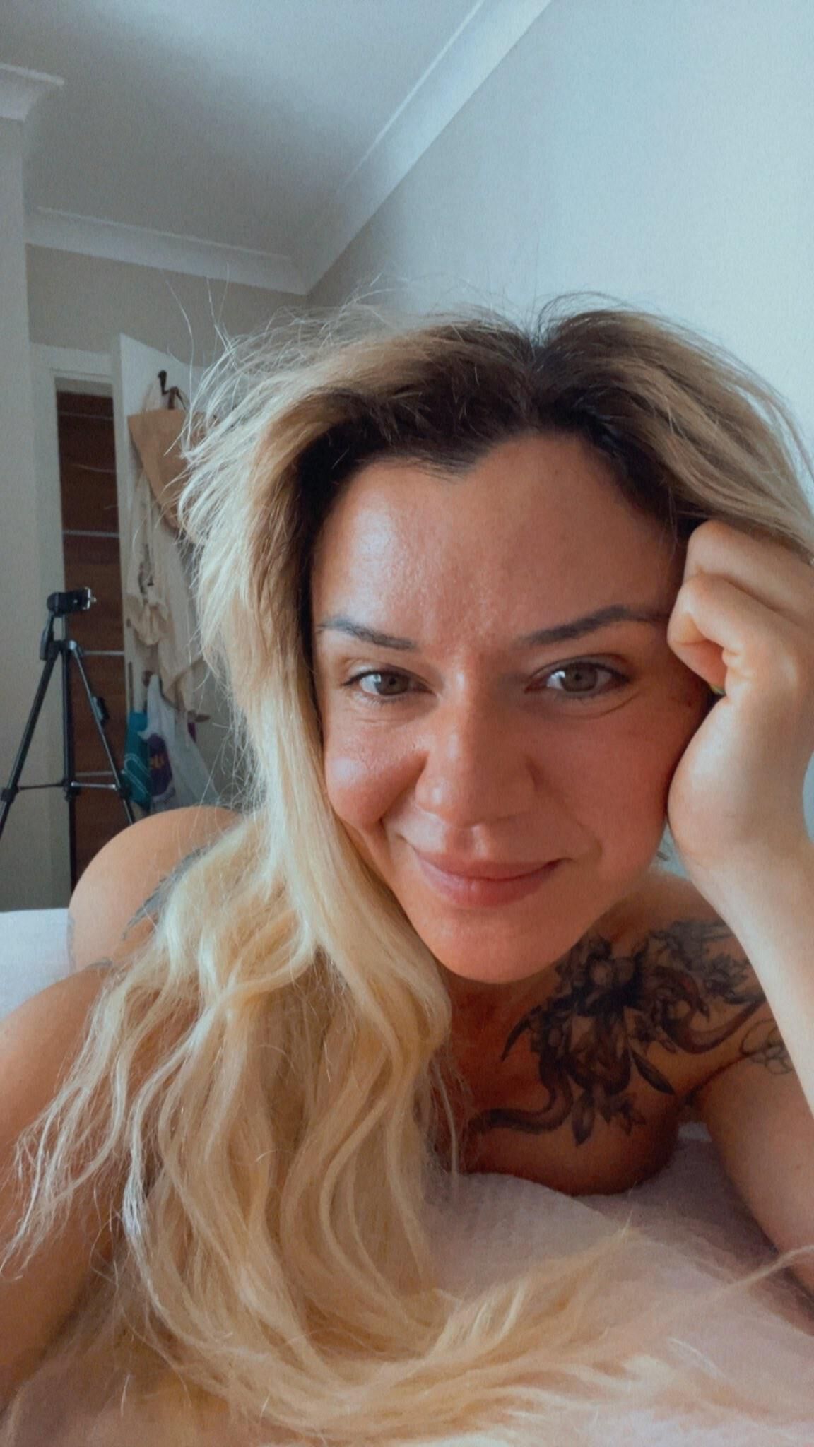 Burcin tätowierter, sexy, fitter Körper, türkische MILF, gemischte heiße Fotos