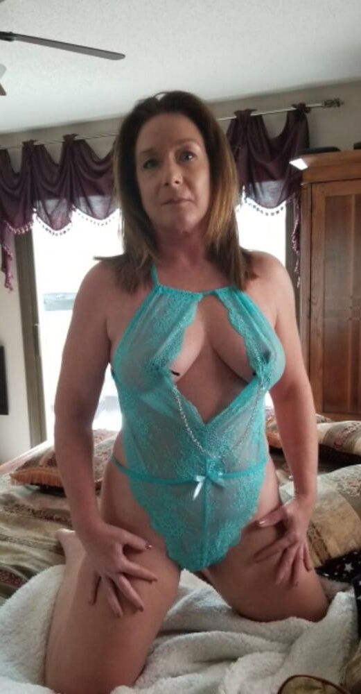 Salopes MILF en chemise de nuit