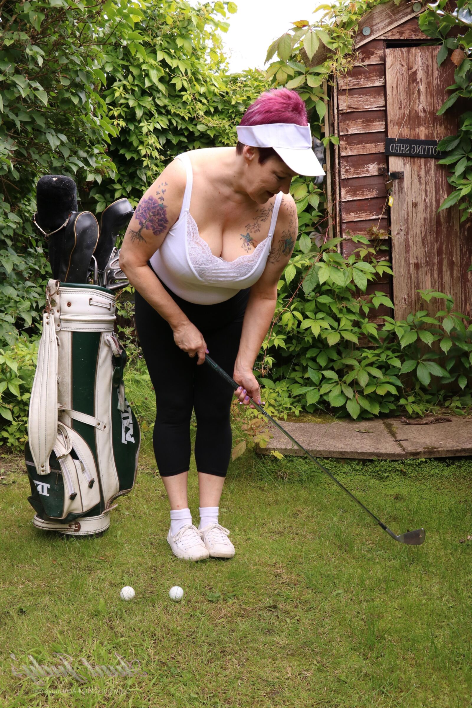 AuntJudys Layla Bird La tetona Layla, de 58 años, está de vuelta en el campo de golf