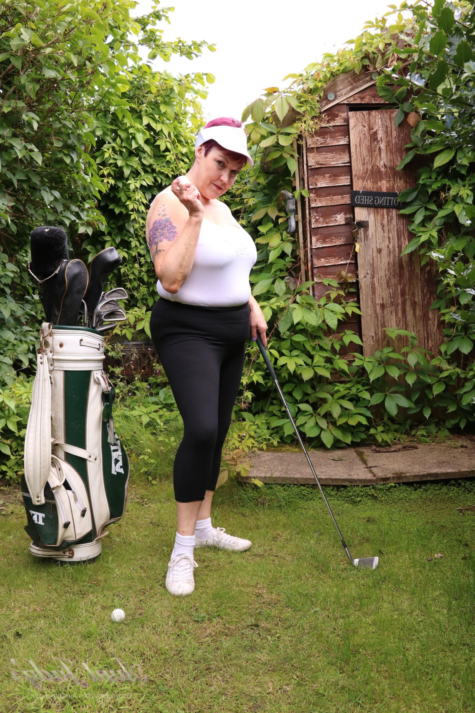 AuntJudys Layla Bird La tetona Layla, de 58 años, está de vuelta en el campo de golf