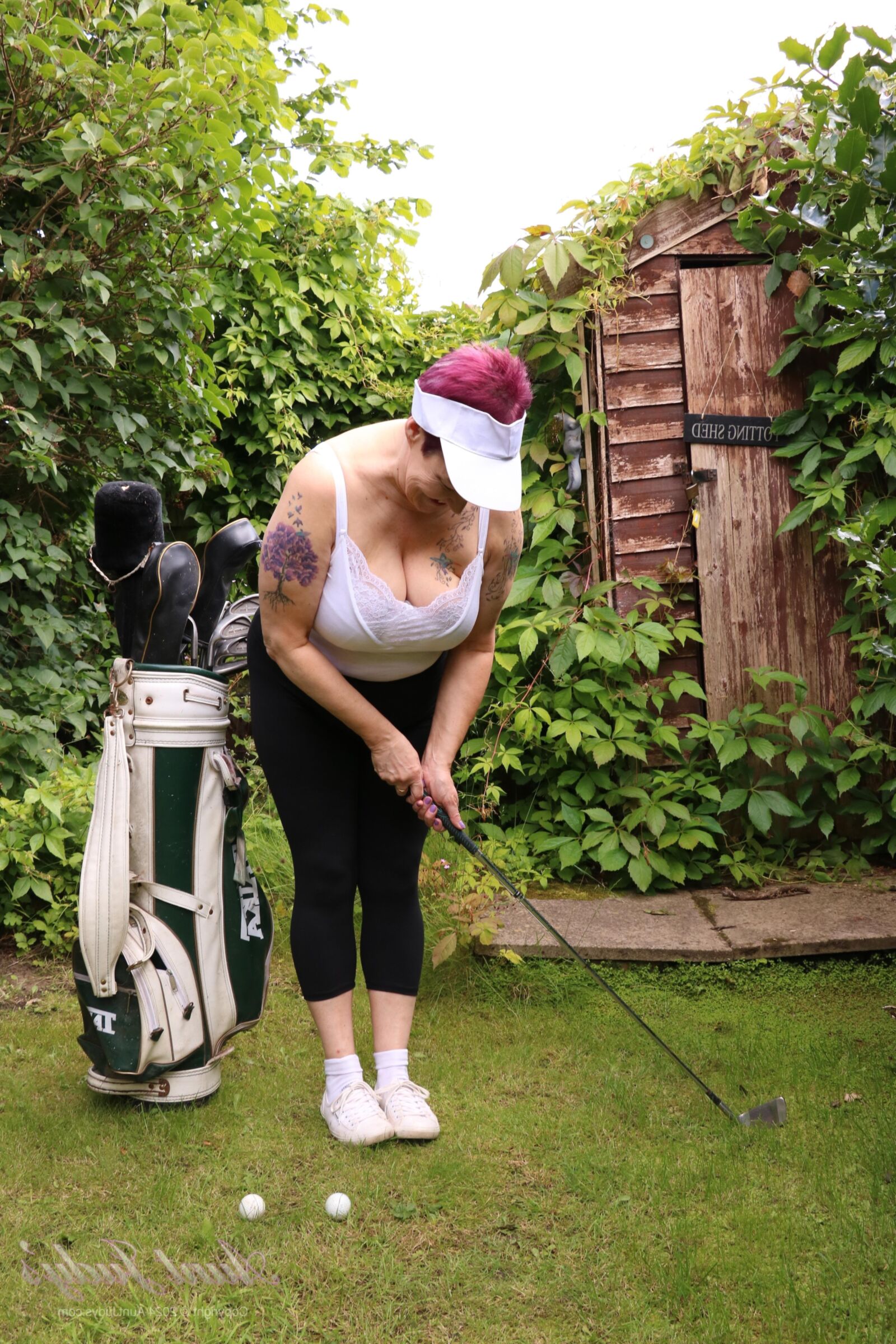 AuntJudys Layla Bird La tetona Layla, de 58 años, está de vuelta en el campo de golf