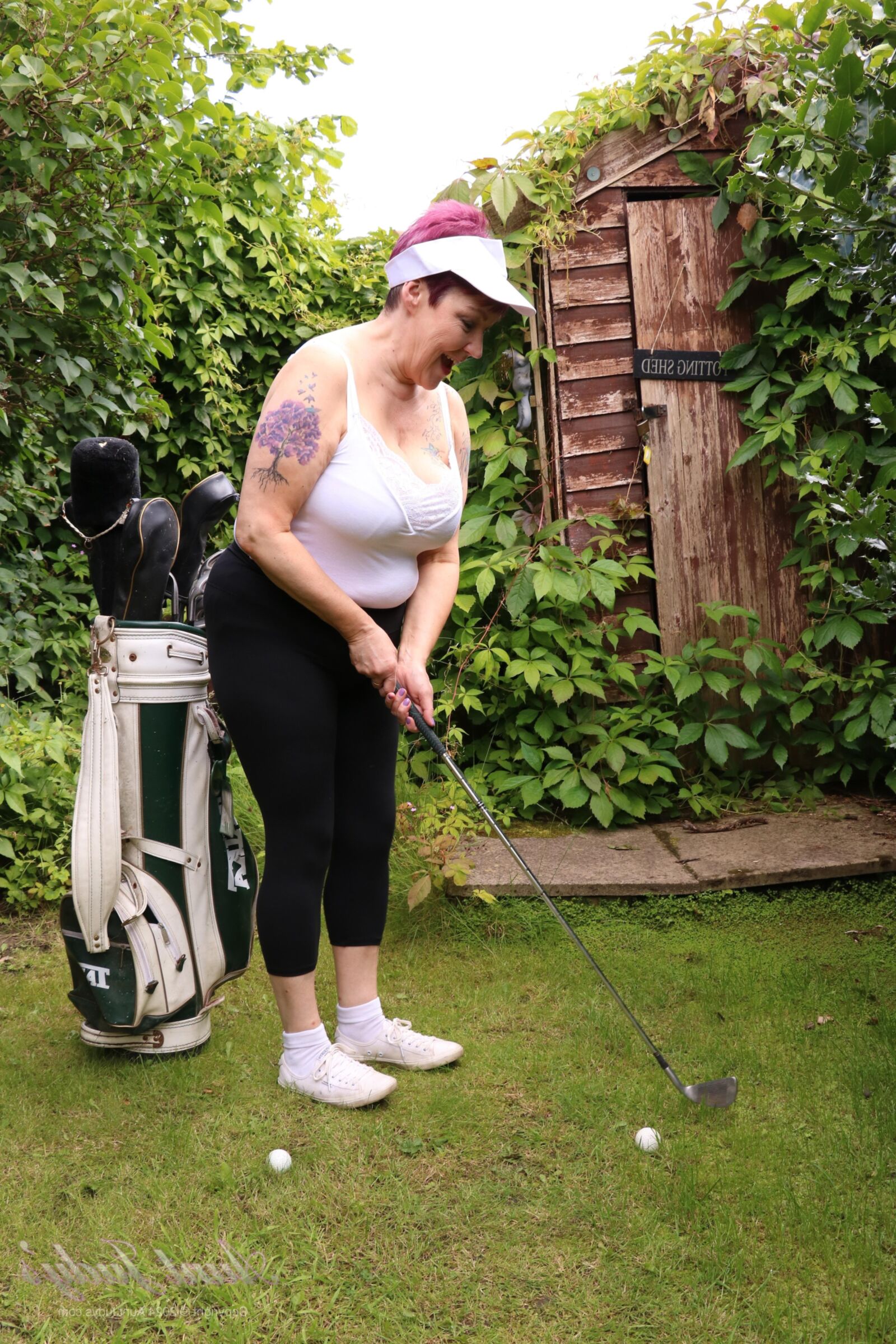 AuntJudys Layla Bird La tetona Layla, de 58 años, está de vuelta en el campo de golf