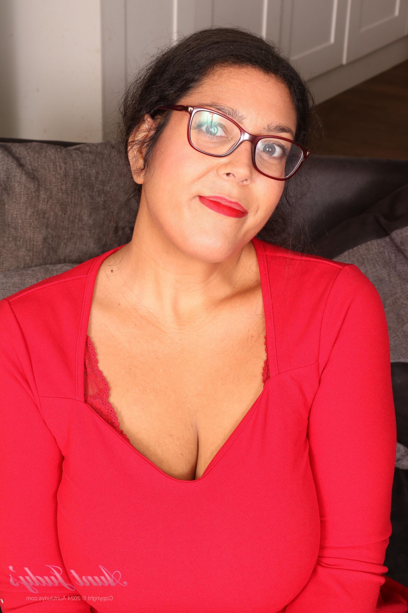 AuntJudys, l'élégante Cassy se masturbe en bas rouges