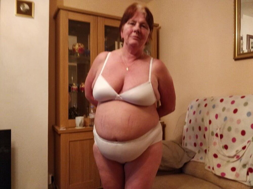 Debbe M aus Großbritannien GILF sexy Bauch xxx