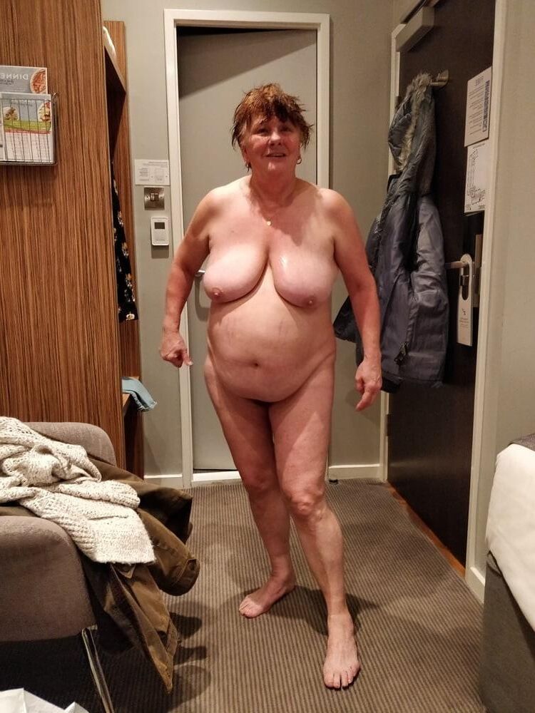 Debbe M aus Großbritannien GILF sexy Bauch xxx