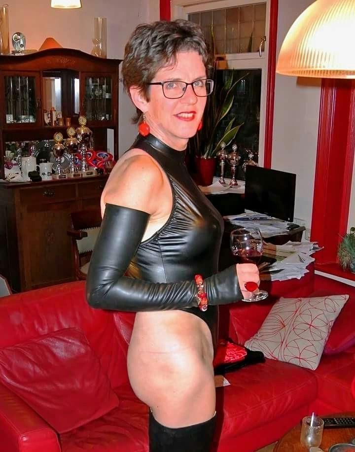 MILF HotWife en cuir et latex