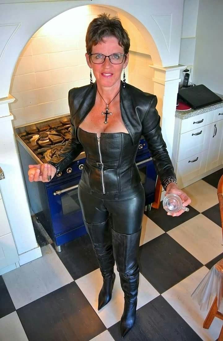 MILF HotWife en cuir et latex