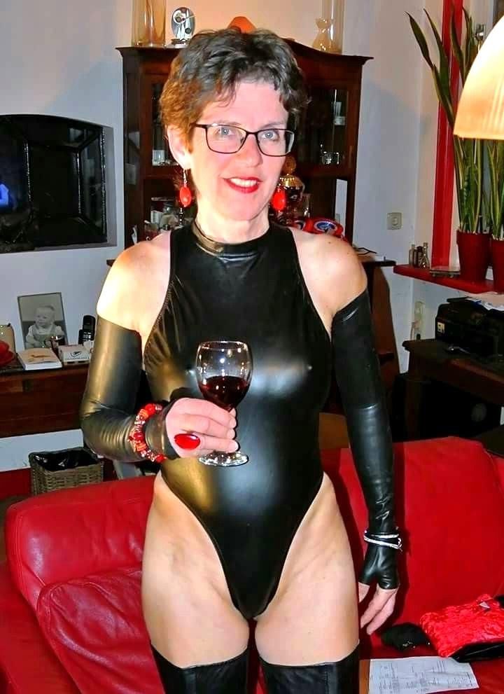 MILF HotWife en cuir et latex