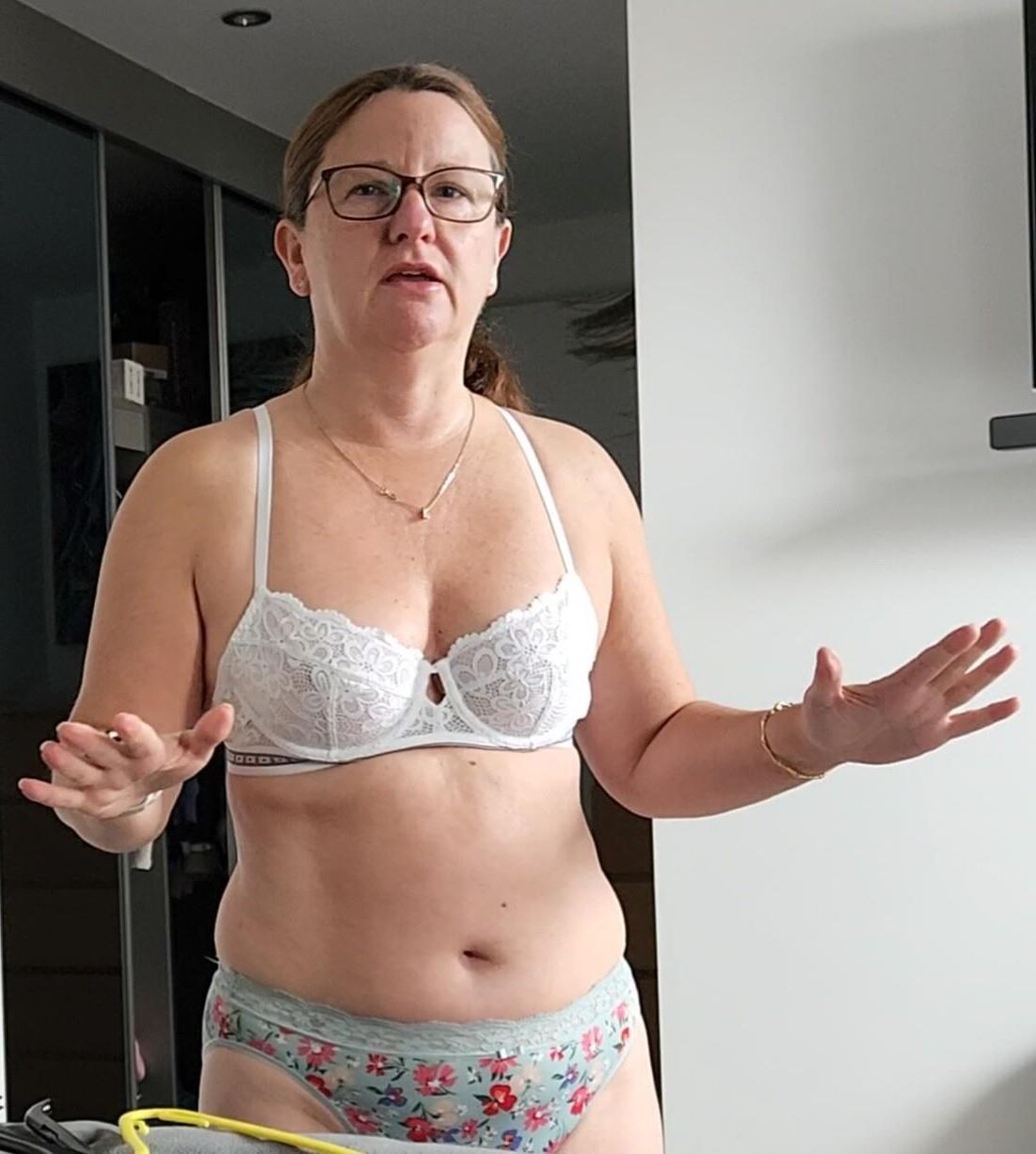 Milf madura mostrando su ombligo no desnuda