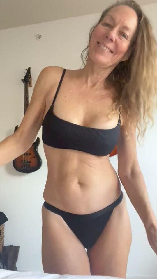 SEXY MILF BRENDA