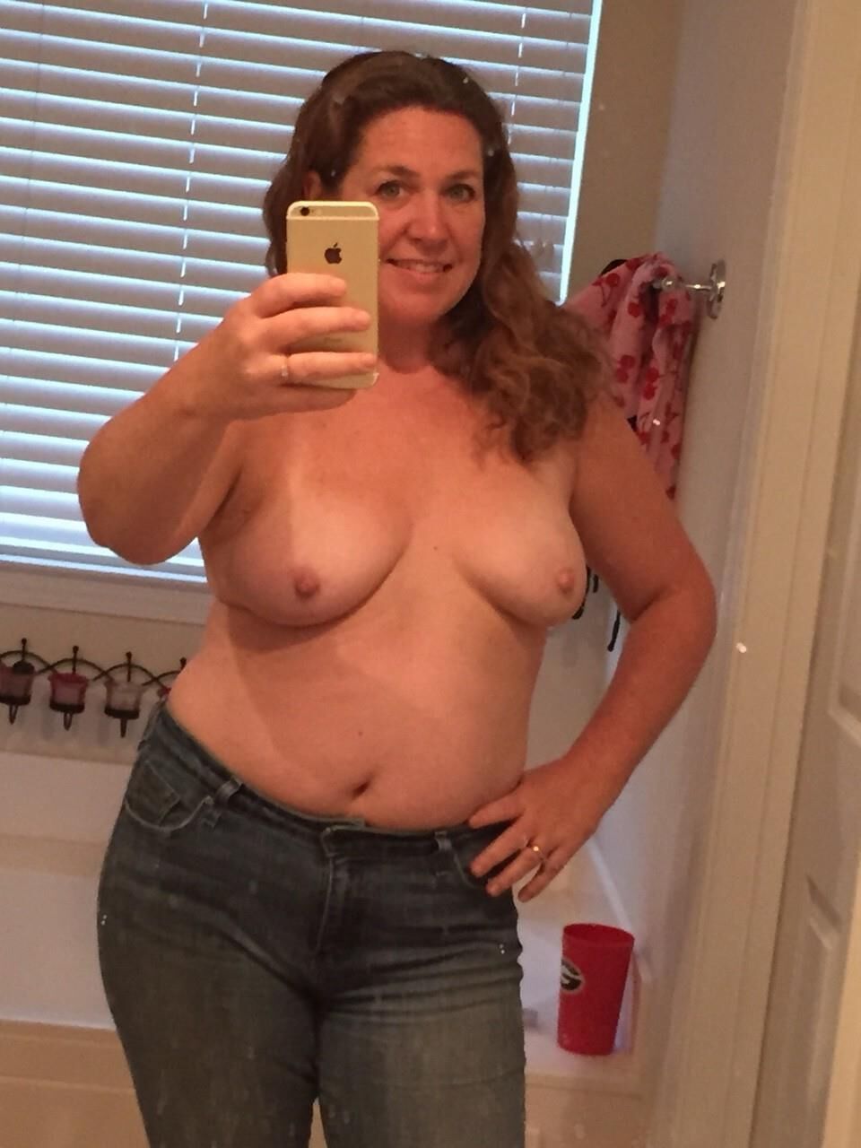 Mamás en topless en jeans azules