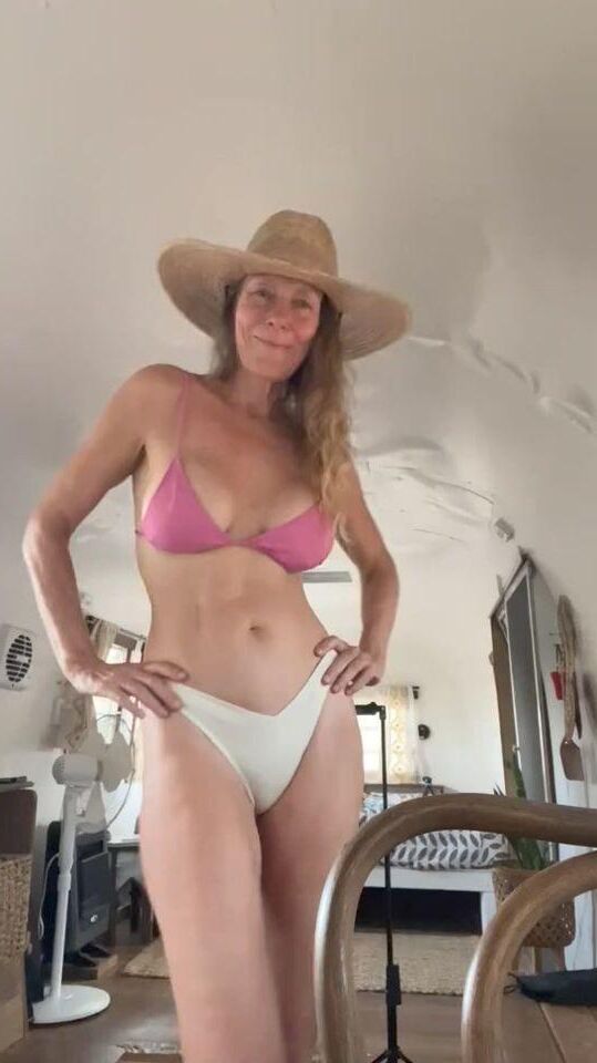 SEXY MILF BRENDA