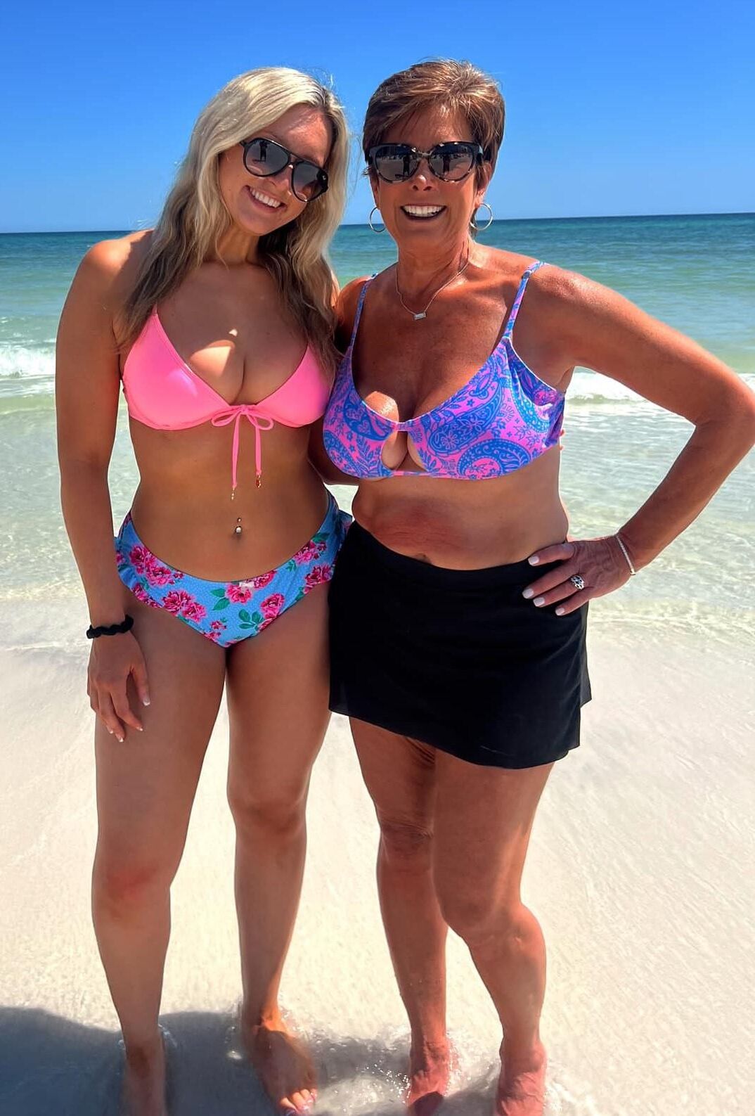 MILF caliente y su hija caliente en bikinis y vestidos