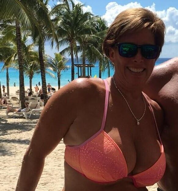 MILF caliente y su hija caliente en bikinis y vestidos