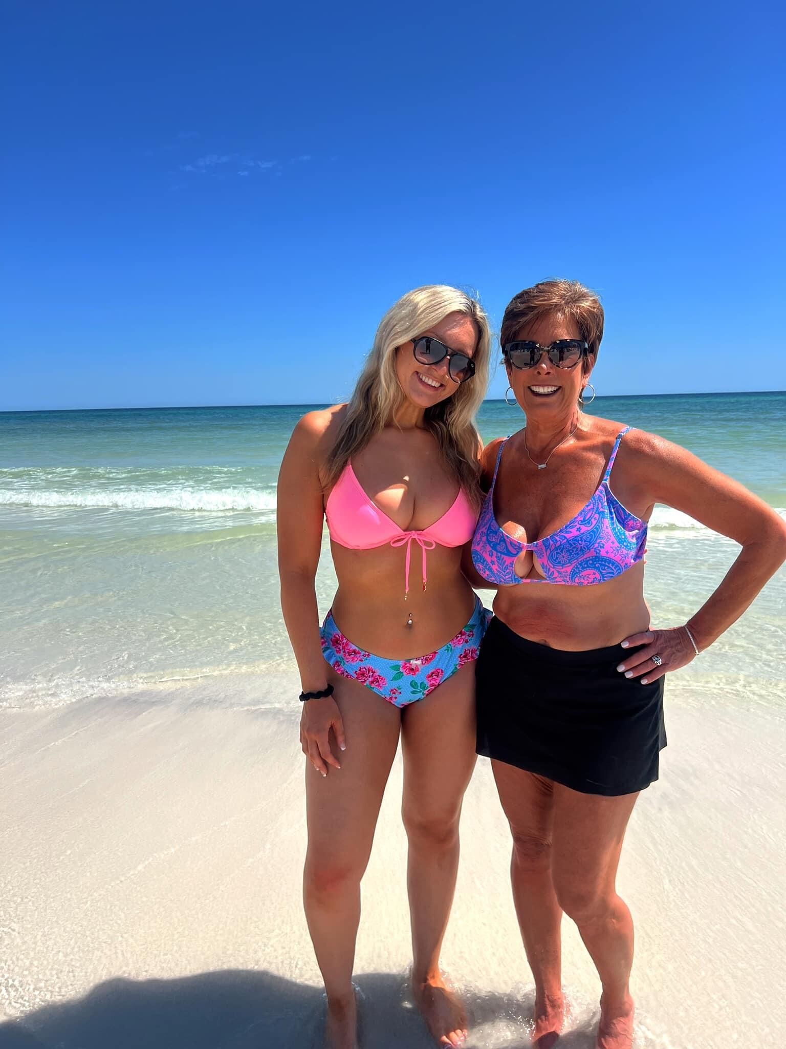 MILF caliente y su hija caliente en bikinis y vestidos